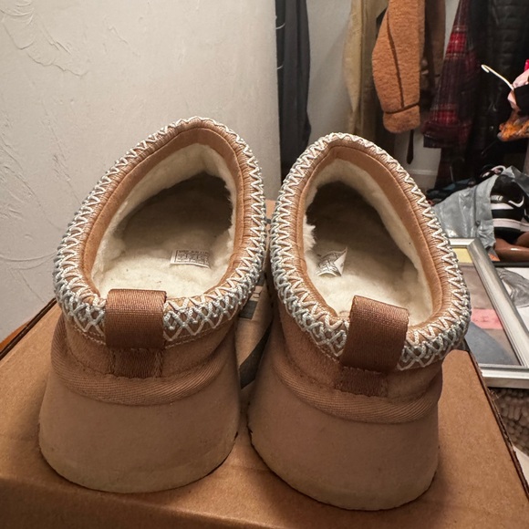 Like new Platform women’s ugg taz slip on in color sand - Picture 3 of 6